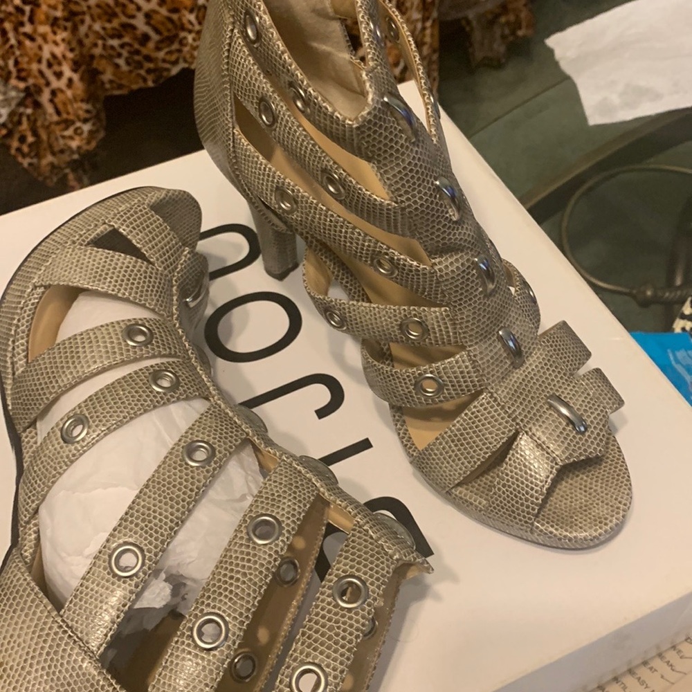 New ladies Gray heels